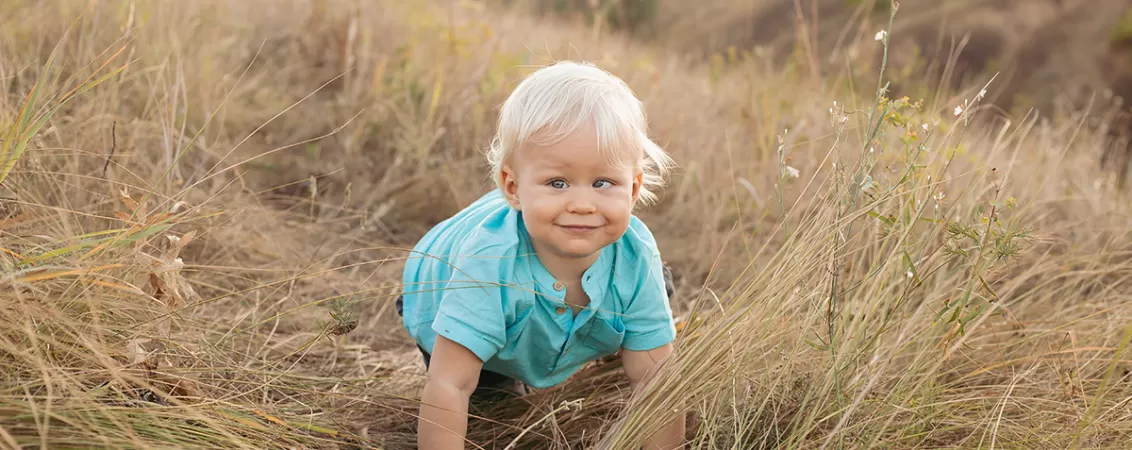 Copil in aer liber, care sufera de strabism