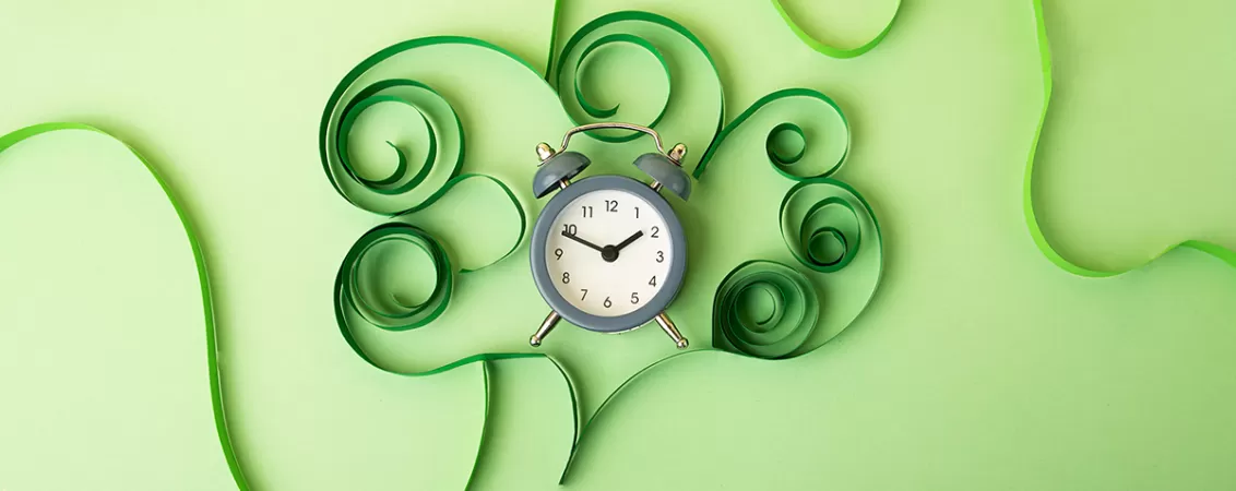 Creier uman din hartie verde cu ceas desteptator