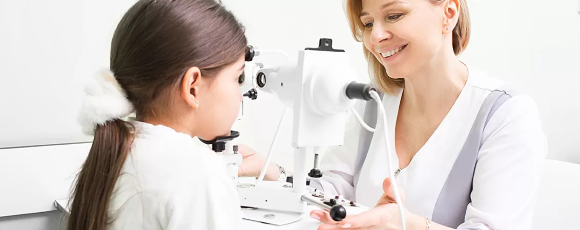 Fetita in cabinetul medical pentru un consult oftalmologic