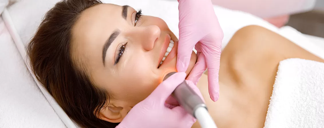 Microdermabraziune efectuata la o femeie tanara
