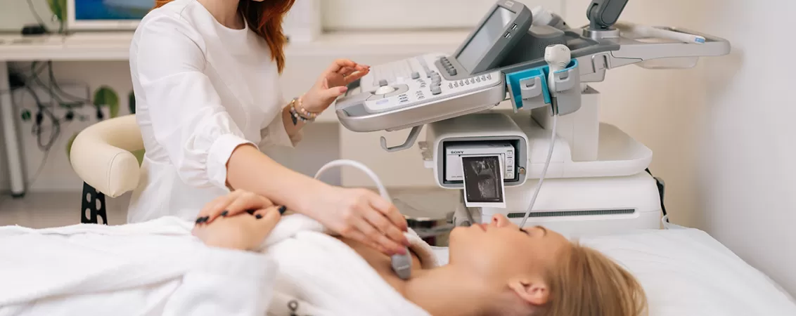 Ce funcţii are sistemul endocrin  Sistemul endocrin reglează numeroase funcții corporale prin eliberarea de hormoni, iar funcțiile cheie includ:  metabolismul - reglează modul în care organismul transformă alimentele în energie;  creșterea și dezvoltarea - controlează procesele de creștere și maturizare fizică;  homeostazia - menține echilibrul intern, inclusiv tensiunea arterială și temperatura corpului;  funcția sexuală și reproducerea - gestionează procesele reproductive și dezvoltarea sexuală;  ciclul s