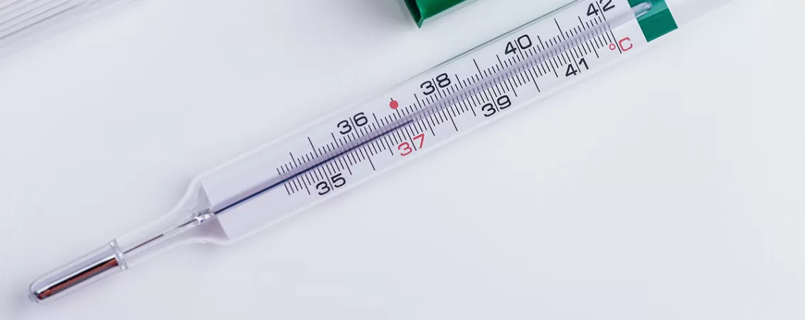 Termometru clasic cu mercur, masurand temperatura in grade Celsius
