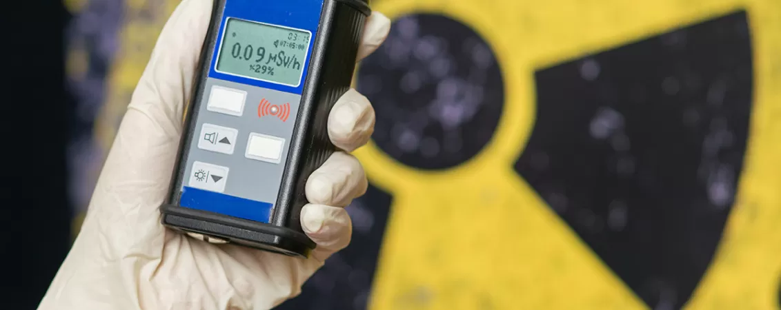 Verificarea nivelului de radiații cu ajutorul unui detector Geiger