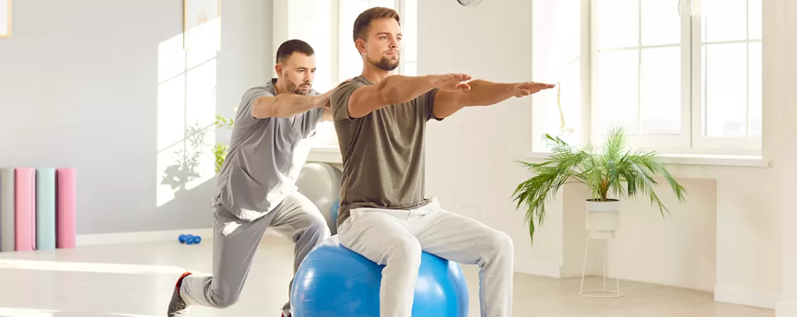 Barbat la tratament de fizioterapie