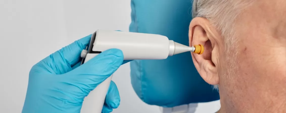 Barbat matur supus unui test de timpanometrie pentru evaluarea urechii si auzului