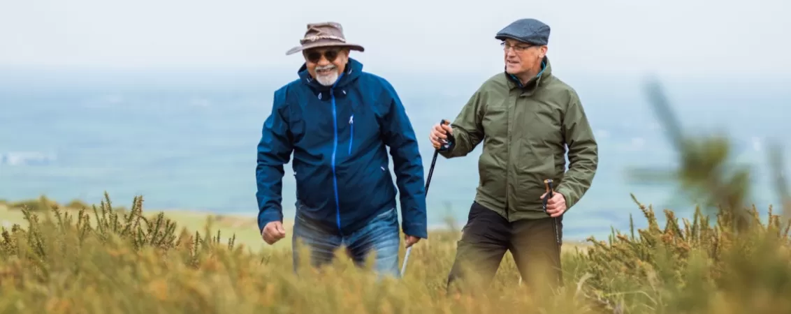 Barbati seniori in drumetie