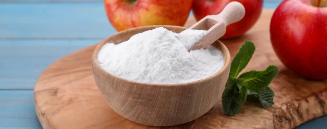 Bol cu fructoza langa fructe si frunze de menta