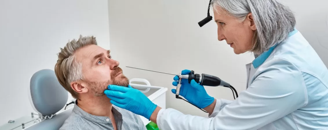 Doctor ORL realizeaza o endoscopie nazala pentru diagnosticarea unei afectiuni