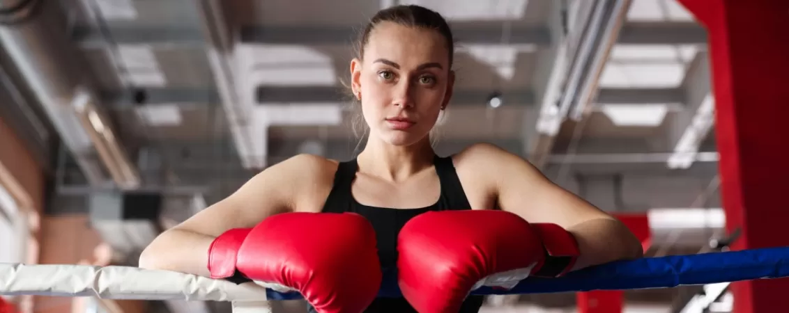 Femeie cu manusi de box in ring
