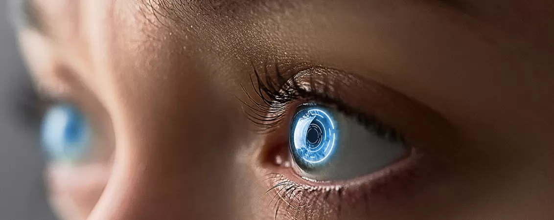 Femeie cu ochi bionic