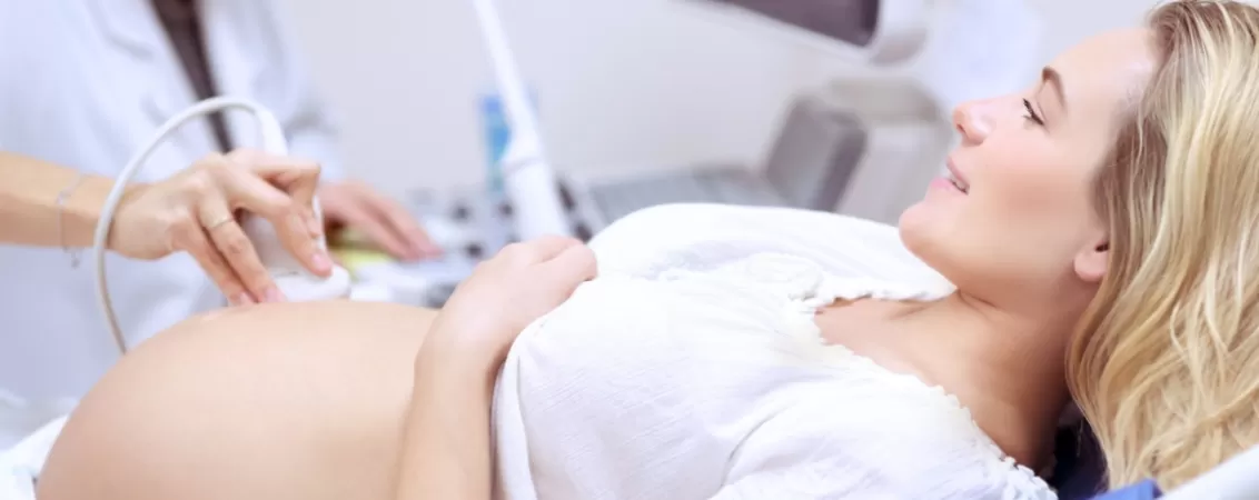 Gravida la control in clinica facand scanare cu ultrasunete