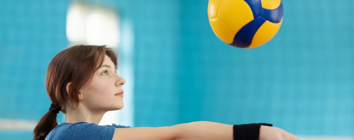 Jucatoare de volei la antrenament in sala