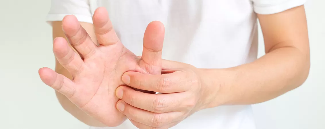 Barbat cu durere la incheietura mainii si degetul mare, masand zona afectata