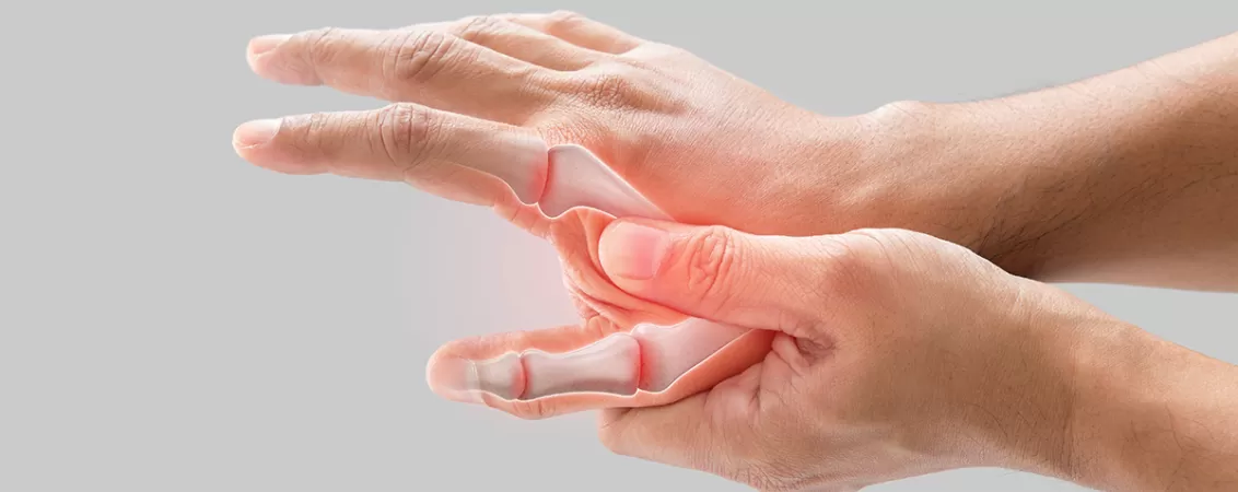 Barbat masandu-si zona dintre police si aratator pentru a calma durerea la nivelul mainii