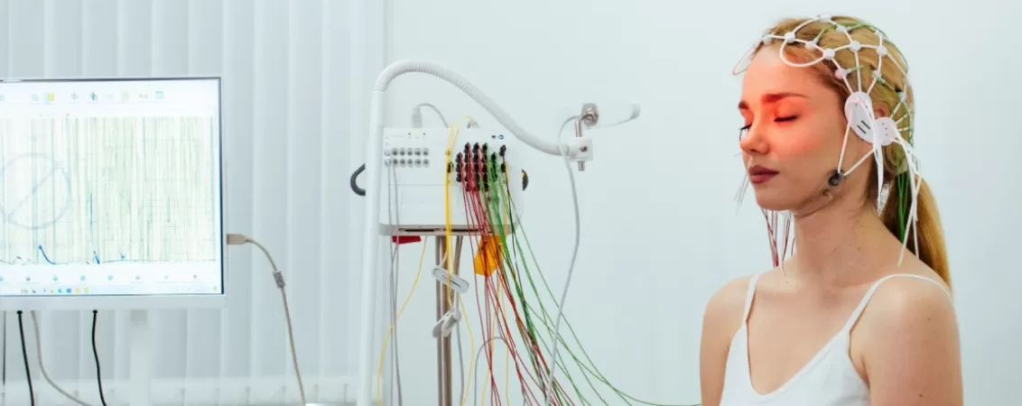 Femeie care face o electroencefalograma