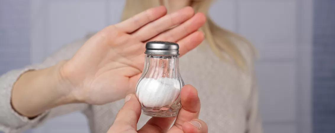 Femeie cu diabet refuzand solnita cu sare