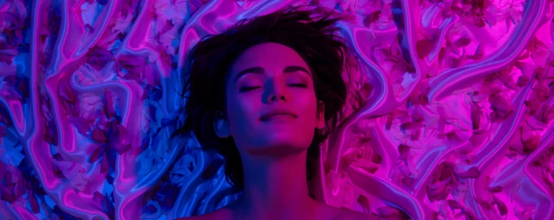 Femeie pe un fond psihedelic experimenteaza placere