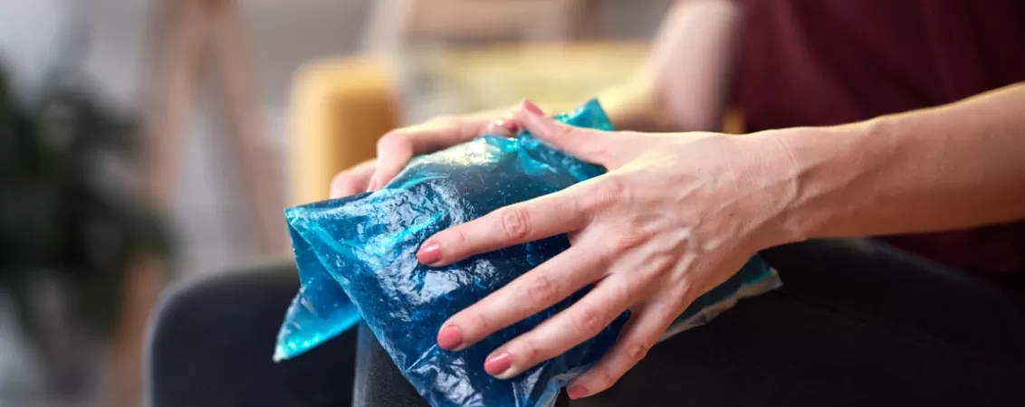 Femeie tine gheata pe un genunchi