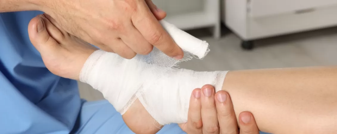 medic aplica pansament picior