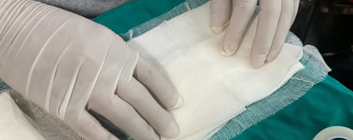 Medic pregateste un pansament