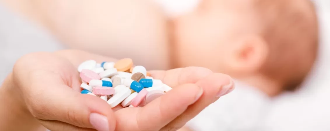 Pumn cu medicamente si bebelus alaptat in planul doi