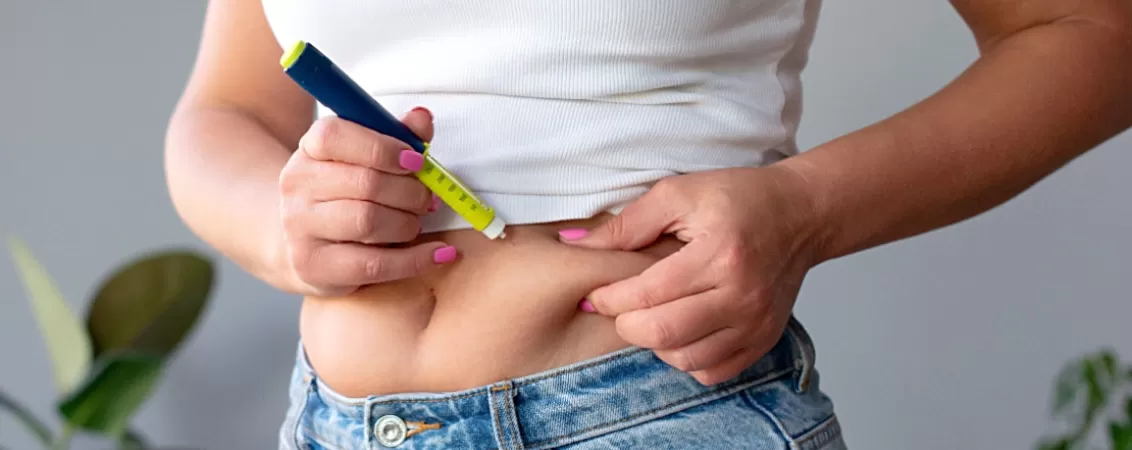 Femeie cu diabet care isi administreaza insulina in abdomen folosind un stilou injector