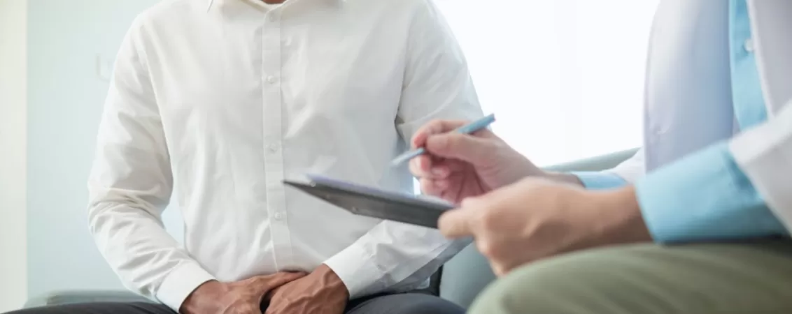 Pacient ingrijorat de efectele secundare ale terapiei cu hormoni pentru cancer de prostata discutand cu un medic.