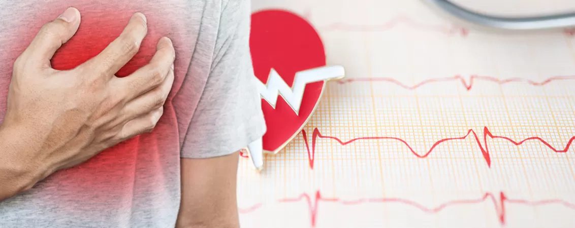 Barbat care sufera de durere in piept ca simptom al unei afectiuni cardiace