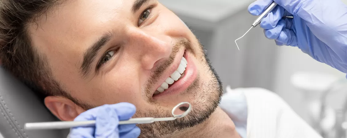 Bărbat cu dantură impecabilă, la control stomatologic