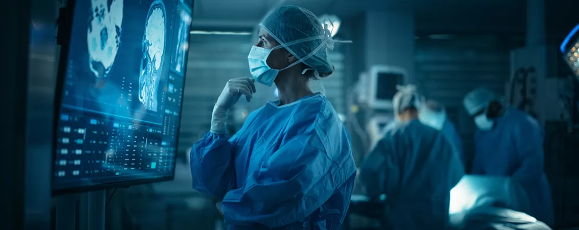 Chirurg femeie caucaziana examinand imagini detaliate ale creierului in sala de operatie