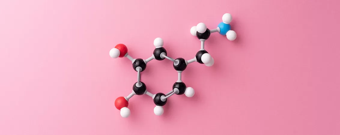 Formula chimică a dopaminei, pe un fundal roz