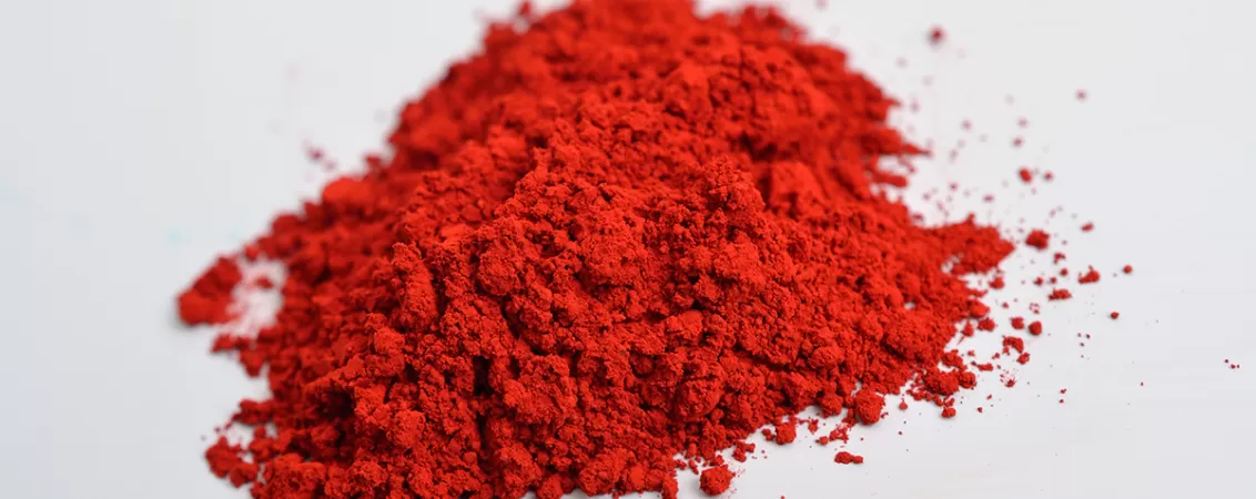 Pigment carmin extras din cochineal pe o suprafata alba