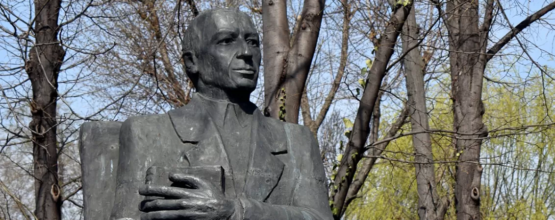 Statuia lui Nicolae Paulescu din Bucuresti, Romania, amplasata in onoarea medicului si fiziologului roman