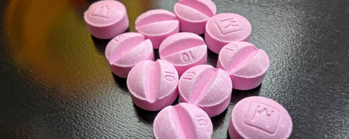 Flacoane de prescriptie si medicamente vizibile intr-o farmacie din Miami, Florida – evidentiind distributia de opioide