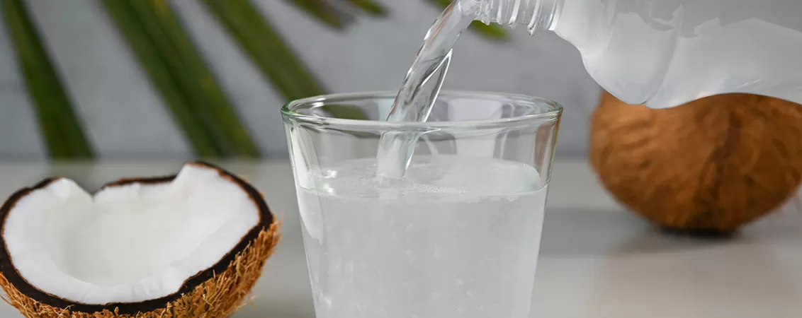 Apa de cocos turnata in pahar
