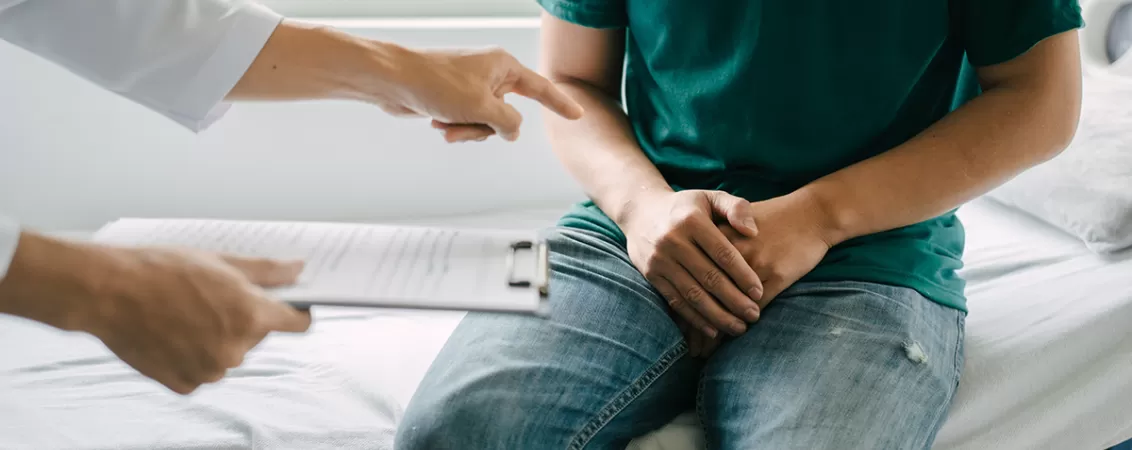 Bărbat cu probleme sexuale consultând un medic pentru diagnosticarea și tratarea acestora.