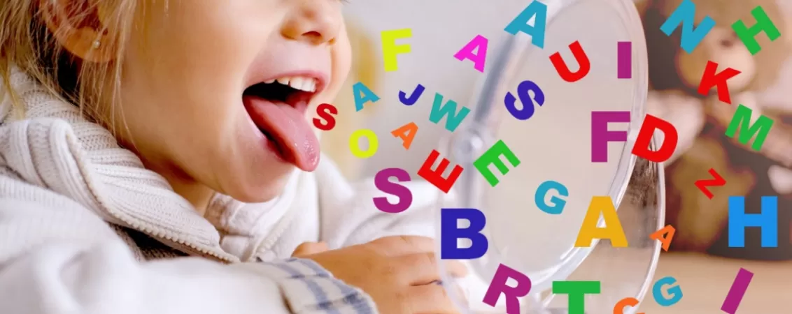 Copil cu gura deschisa si litere colorate