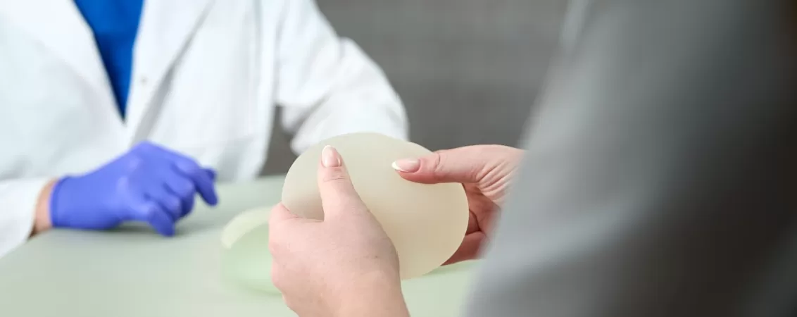 Doctorita chirurg plastician discutand cu o pacienta despre tehnici de augmentare mamara
