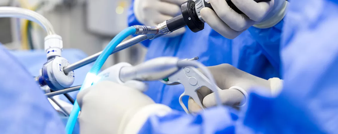 Echipa de medici chirurgi care realizeaza o interventie chirurgicala in sala de operatie