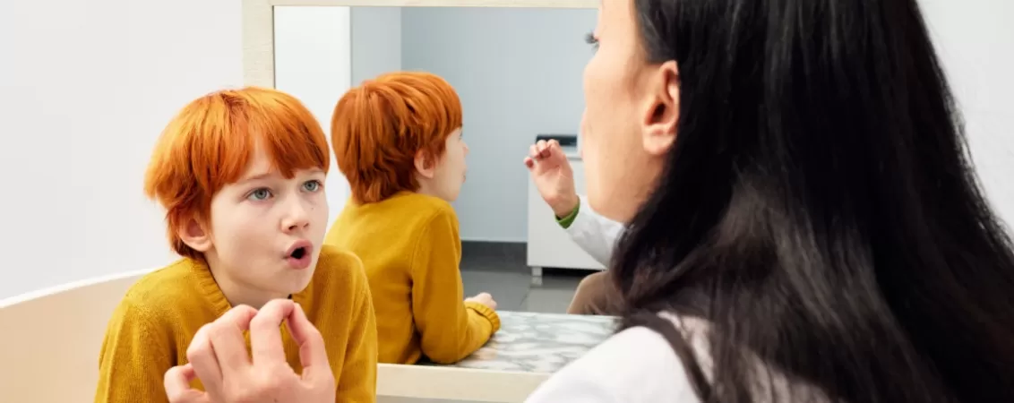 Exercitiu de logopedie cu copil