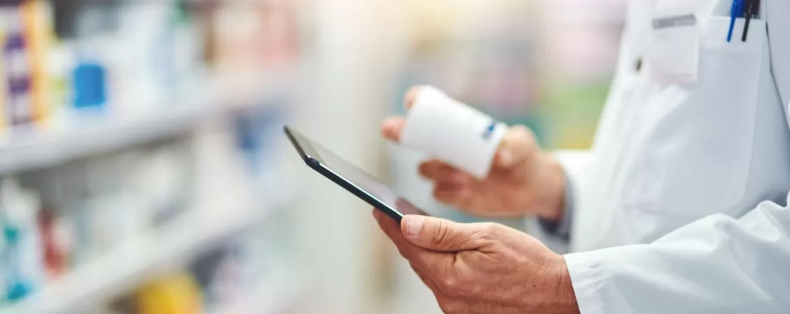 Maini de persoana tinand pastile si tablete, simbolizand administrarea medicamentelor