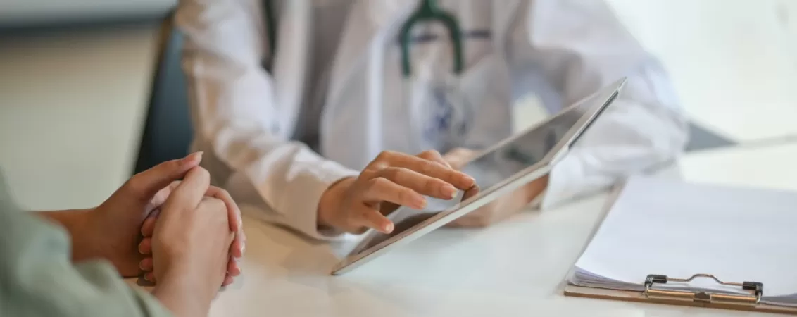 Medic explicandu-i unui pacient rezultatele unui test de screening