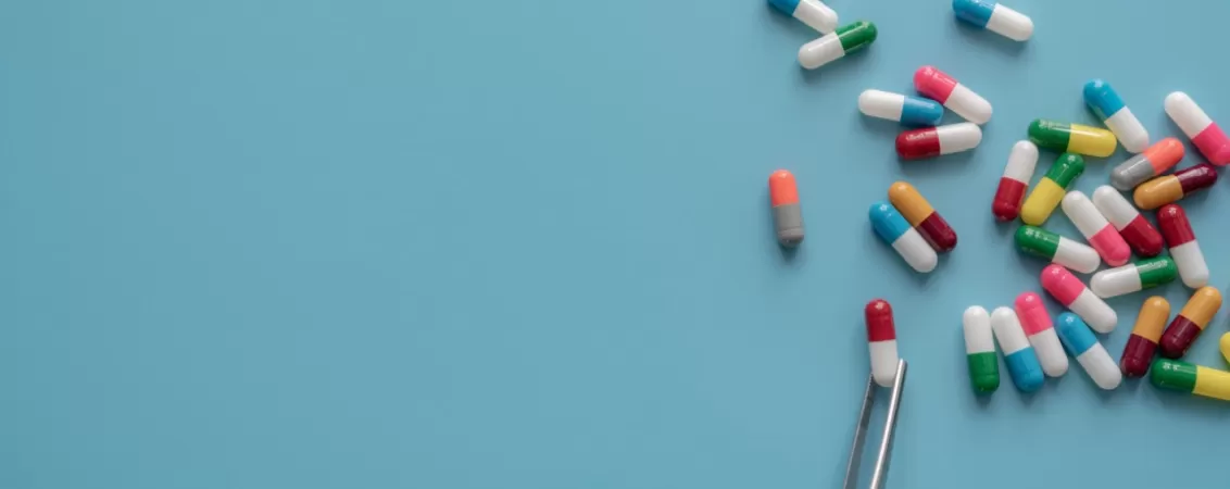 Selectie de medicamente antibiotice sub forma de capsule multicolore