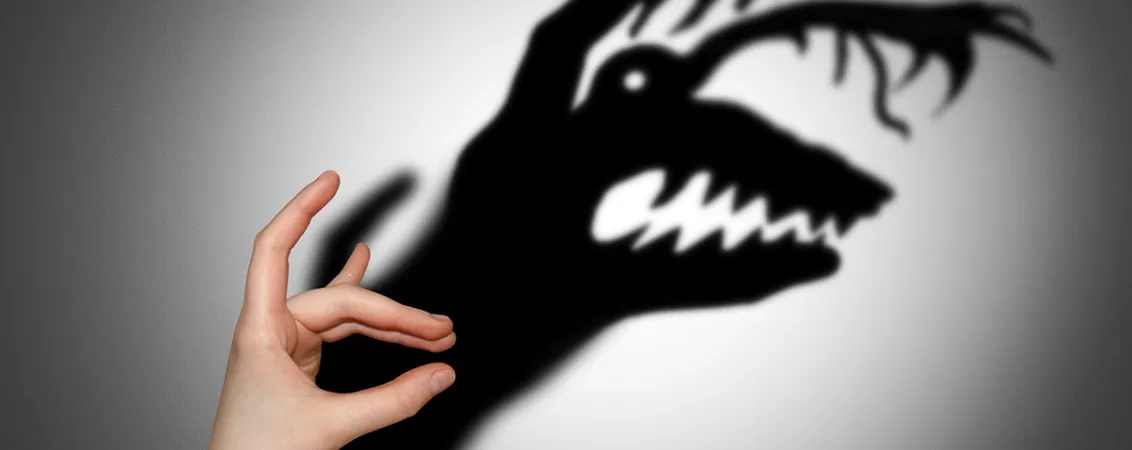 Umbra pe perete cu personaj imaginar inspaimantator