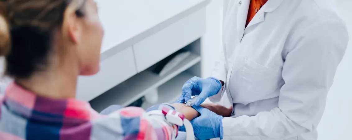 Recoltarea unei probe de sange pentru analize pentru sanatatea pielii si parului. 