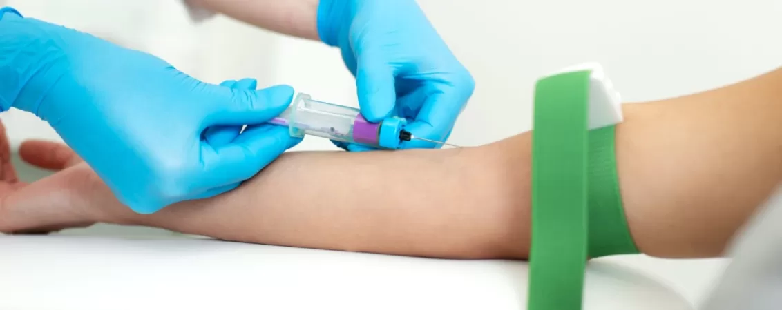 Asistenta luand o proba de sange pentru analize