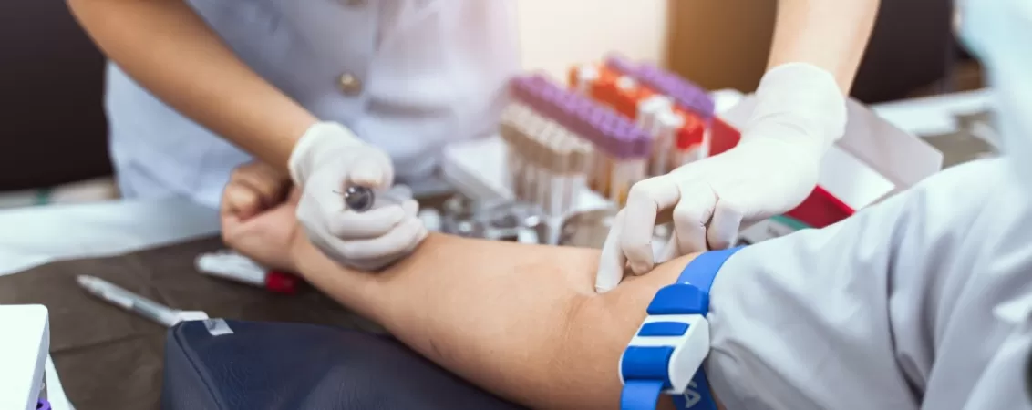 Asistenta recoltand sange pentru analize intr-un punct de recoltare MedLife din Constanta