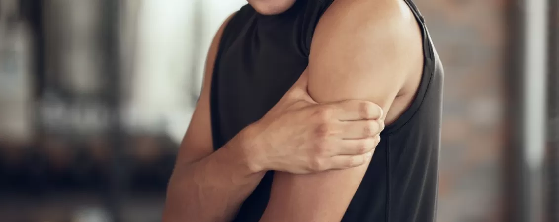 Barbat cu durere a bratelor cauzata de febra musculara