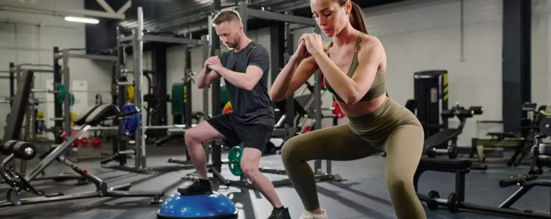 Barbat si femeie practica exercitii HIIT