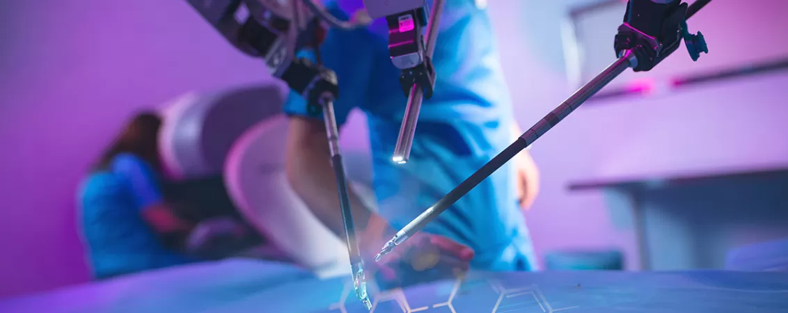 Bratul unui robot folosit pentru interventii chirurgicale de mare precizie